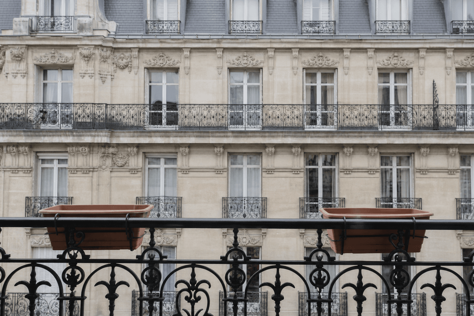Avant — Balcon haussmannien, Paris 11ème